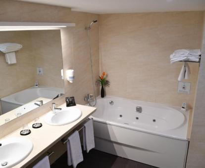 Baño con bañera de hidromasaje de la Suite Clase Premium del hotel.