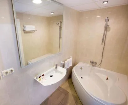 Bañera de hidromasaje privada de una de las habitaciones dobles del hotel.