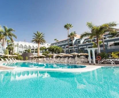 Amplia zona exterior con grandes piscinas de este hotel con encanto.
