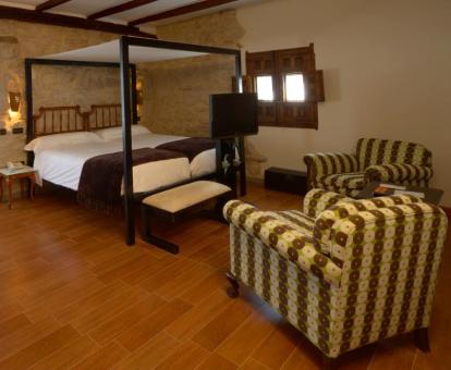Una de las amplias habitaciones de estilo tradicional de este hotel con encanto.
