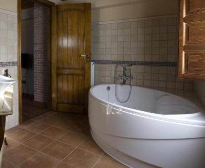 Baño con jacuzzi privado de una de las suites del hotel.