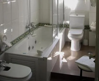Baño con jacuzzi privado de la Suite del hotel.