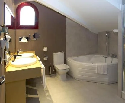 Baño con jacuzzi privado de la suite junior.