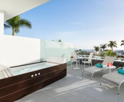 Terraza con jacuzzi privado y vistas al mar de este hotel con encanto.