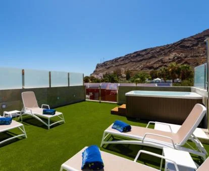 Terraza solarium con jacuzzi privado de uno de los apartamentos de este complejo.