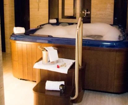 Amplio jacuzzi privado de la Suite Grand del hotel.