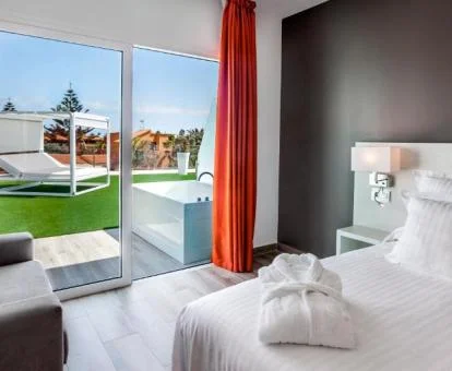 Habitación Doble Deluxe con bañera de hidromasaje en la terraza.