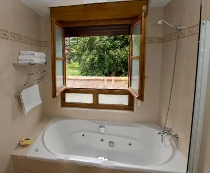 Bañera de hidromasaje con vistas de la suite del hotel.