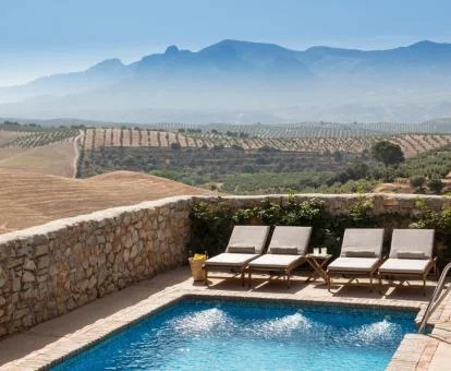 Piscina exterior con solarium y fabulosas vistas de este hotel con encanto.