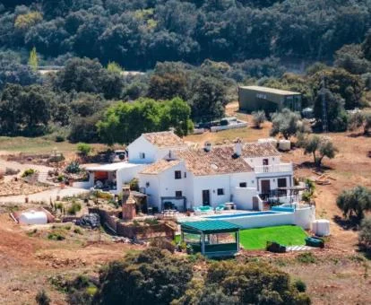 Vista aérea de este hotel con encanto en un tranquilo entorno rodeado de naturaleza.