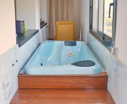 Acogedor rincón con jacuzzi y vistas al exterior de la Suite del hotel.