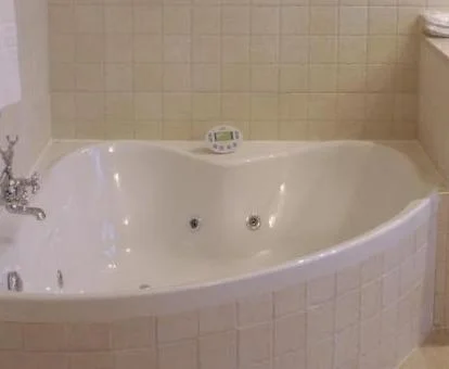 Jacuzzi privado en el baño de la Suite Superior.