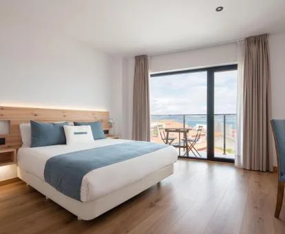 Una de las amplias habitaciones con vistas de este hotel con encanto.