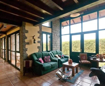 Uno de los acogedores espacios comunes con amplios ventanales y vistas al exterior.