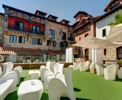 Zona exterior amueblada de este coqueto hotel con encanto.