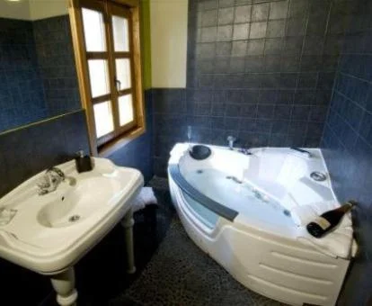Amplio jacuzzi privado en el baño de la Habitación Doble Superior.