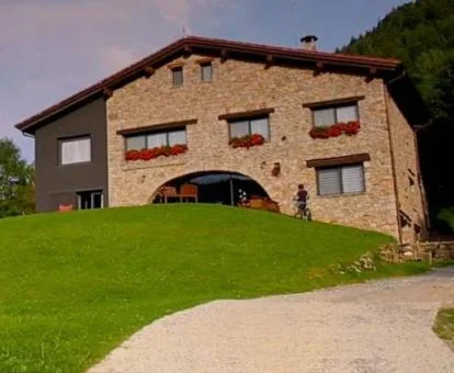 Edificio de este coqueto hotel con encanto en un tranquilo entorno rural.