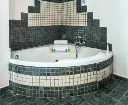 Amplio jacuzzi para dos personas de la Suite Junior del hotel.