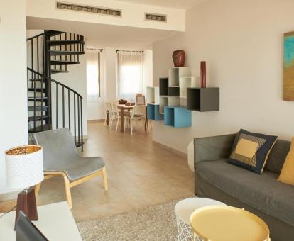 Interior de este elegante apartamento independiente con jacuzzi privado.