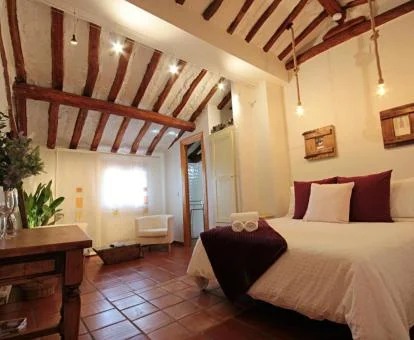 Una de las acogedoras habitaciones con zona de estar del hotel.