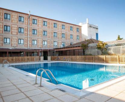 Hotel con encanto con amplia piscina al aire libre.