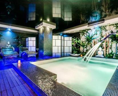 Piscina con hidroterapia y zona de relajación del spa de este precioso hotel.