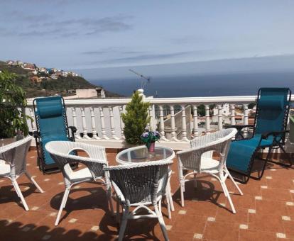 Terraza con mobiliario y vistas al mar de este hotel con encanto.