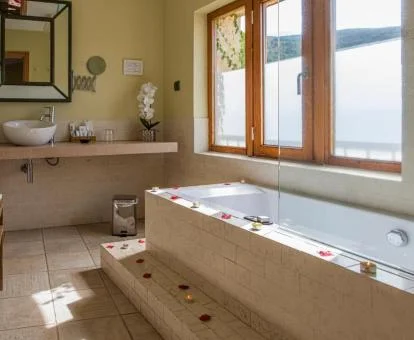 Jacuzzi privado en el baño de la Habitación Deluxe.