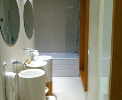 Baño con bañera de hidromasaje privada de una de las habitaciones del hotel.