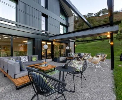 Edificio de este hotel con encanto con amplia terraza y rodeado de vegetación.