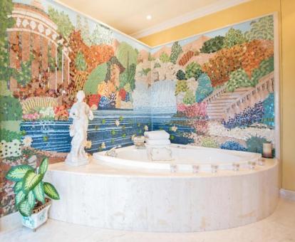 Preciosa bañera de hidromasaje privada con una cuidada decoración de la Suite Junior Deluxe del hotel.