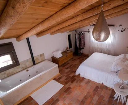 Foto de la bañera de hidromasaje con varios chorros de agua para hidroterapia que se encuentra en el cuarto de baño junto a la ventana