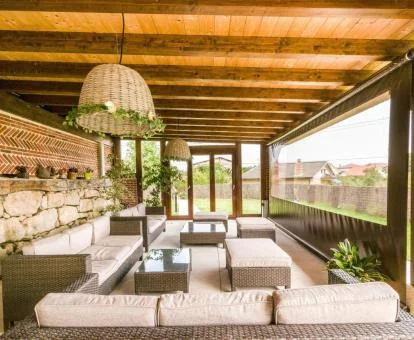 Porche con zona de estar y vistas al jardín de este hotel con encanto.