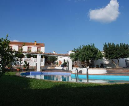 Coqueto hotel con amplios jardines y piscina al aire libre.