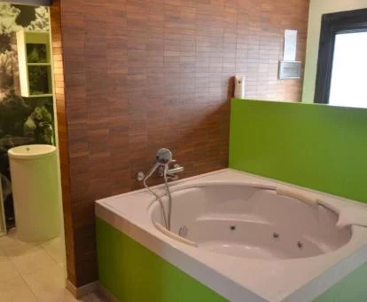 Estudio 2 con terraza y bañera de hidromasaje privada.