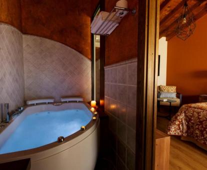 Fabulosa Suite con cama extragrande y bañera de hidromasaje.