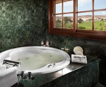 Gran jacuzzi privado de la Suite Ático con vistas.