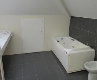 Baño con jacuzzi privado del apartamento de dos dormitorios.