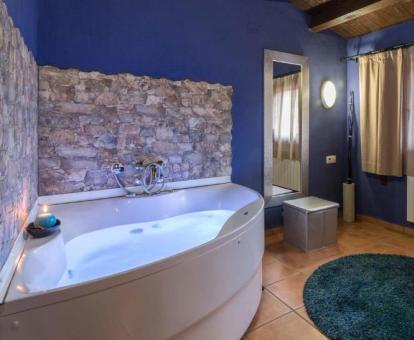 Habitación Doble Superior con bañera de hidromasaje en el baño.