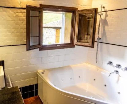 Suite Deluxe con bañera de hidromasaje privada.