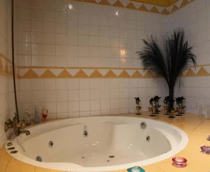 Bañera de hidromasaje circular de la Suite Junior del hotel.