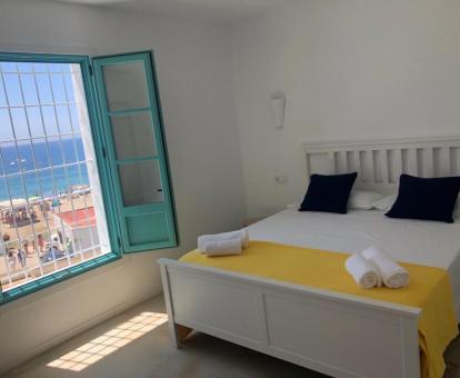Una de las acogedoras habitaciones con vistas al mar de este hotel con encanto.