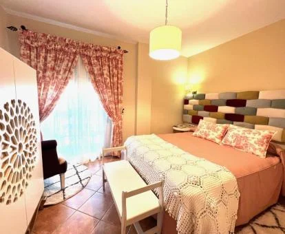 Una de las coquetas habitaciones de este establecimiento rural.