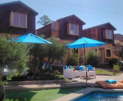 Establecimiento de preciosas cabañas con zona exterior y piscina.