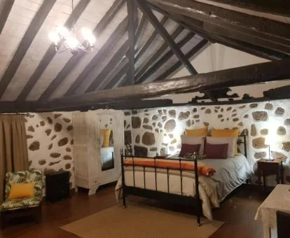 Una de las preciosas habitaciones de estilo rústico del establecimiento.