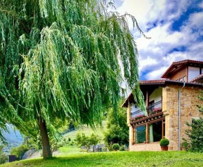 Hermoso edificio rodeado de naturaleza de este hotel con encanto.
