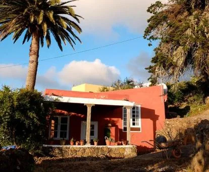 Casita rural independiente con terraza en un tranquilo entorno natural.