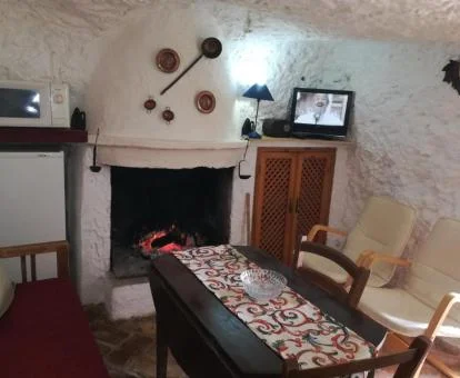 Interior de esta acogedora cueva con chimenea.