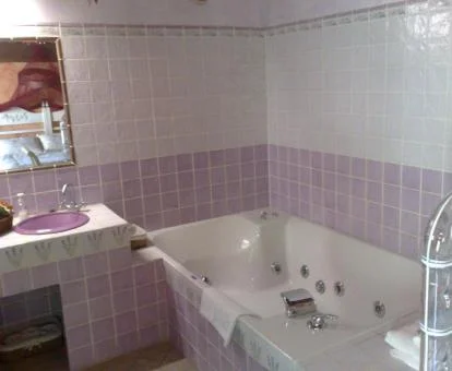 Suite con bañera de hidromasaje privada.