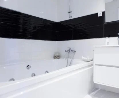 Baño con jacuzzi privado del apartamento Deluxe.
